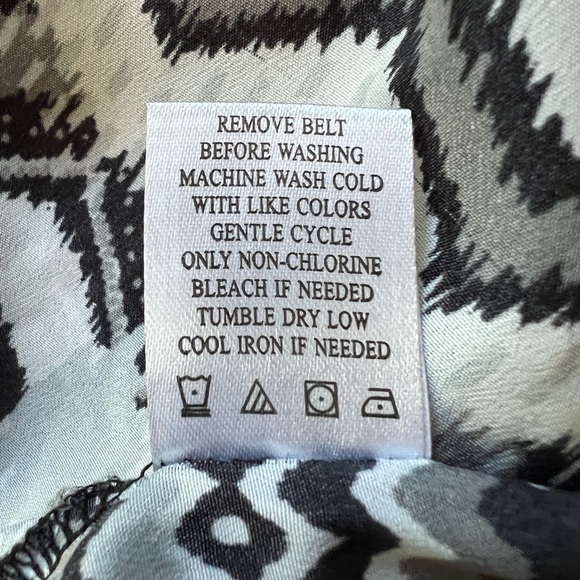 Almost Famous Black Geometric Print Belted Tribal Boho‎ Blouse Sz. XL Juniors - Picture 14 of 14